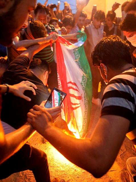 ايران تستدعي السفير العراقي في طهران احتجاجا على حرق القنصلية بالبصرة