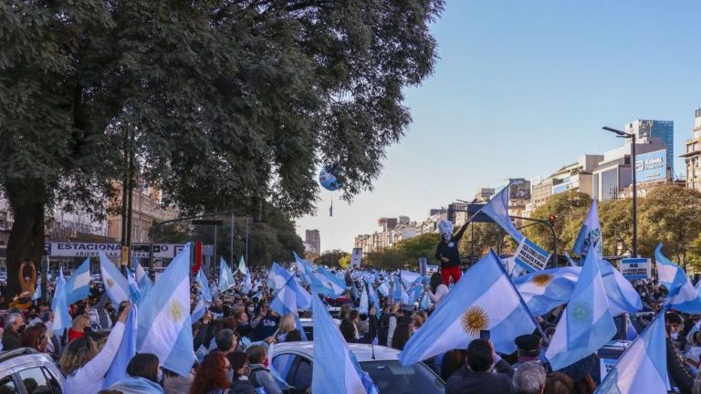 72822021_des-milliers-d-argentins-ont-manifeste-lundi-17-aout-a-buenos-aires-contre-le-confinement-impose-par-le-gouvernement_6271854